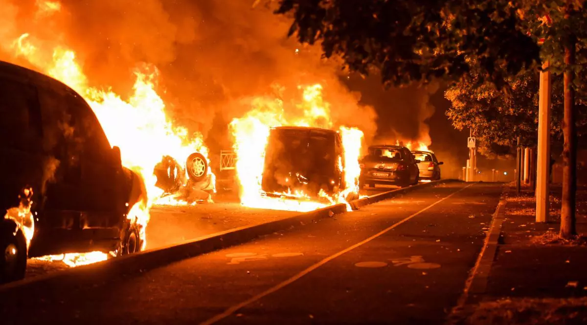 Franța: folosirea armei în cazul tânărului ucis de poliție nu a fost justificată, spune procurorul. 40.000 de polițiști, mobilizați după noi violențe