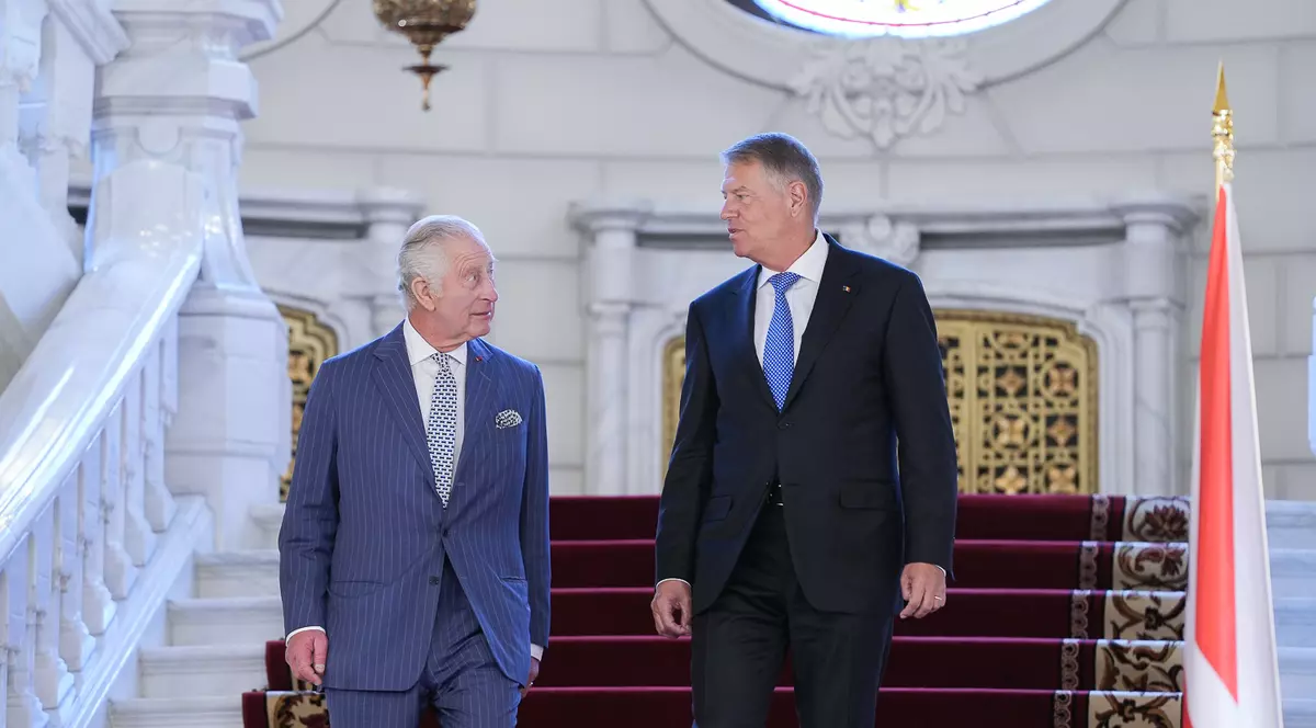 Cum vorbesc Iohannis, Ciucă și Ciolacu despre oamenii care muncesc în România și cum a vorbit regele Charles despre munca românilor