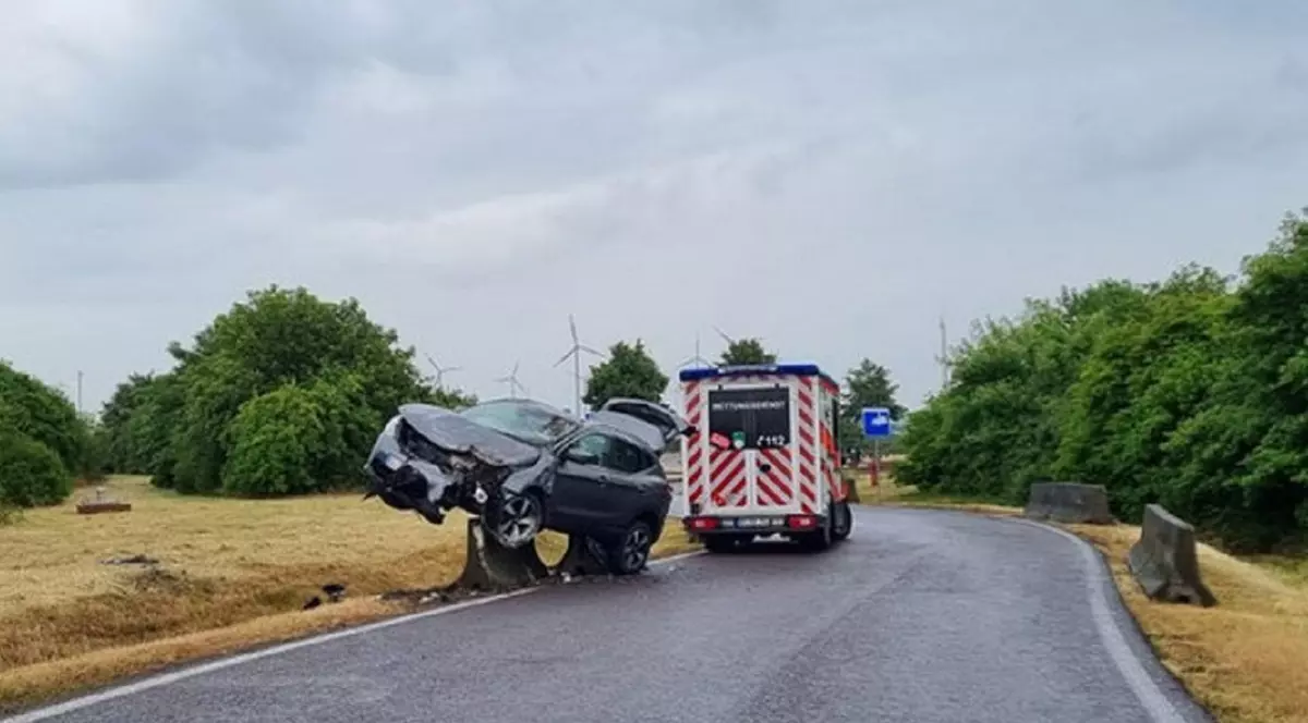 Un șofer român care a vrut să facă o oprire pe o autostradă din Germania a parcat direct pe parapetul de beton