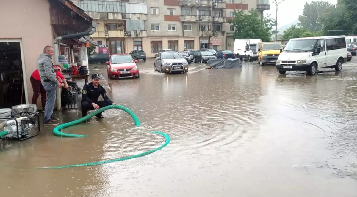 Urmările codului roșu de ploi torențiale: case inundate, drumuri blocate și copaci căzuți pe șosea