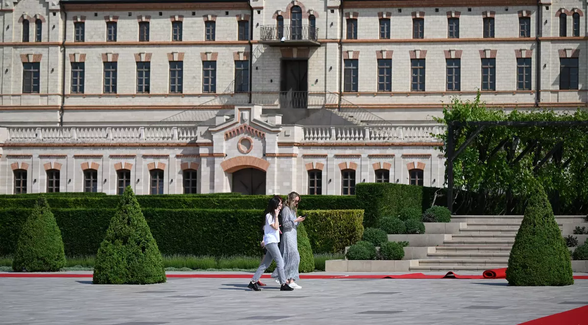 REPORTAJ LA CASTELUL MIMI. Liderii Uniunii Europene au ajuns în Republica Moldova și vor vedea locul de unde le vin oamenii care le muncesc  pe câmpuri, pe șantiere și în locuințe