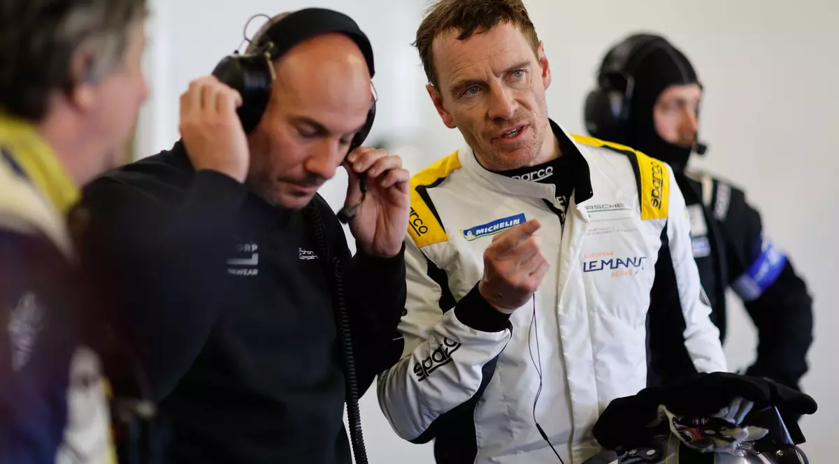 Actorul Michael Fassbender, accident spectaculos în cursa de 24 de ore de la Le Mans - VIDEO