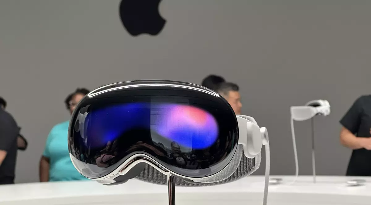 Apple a prezentat prima cască de realitate mixtă, Apple Vision Pro. Cum funcționează și cât costă