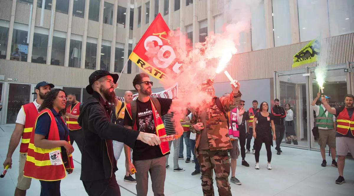 Noi proteste în Franța față de reforma pensiilor. Manifestanții au ocupat pentru scurt timp sediul Jocurilor Olimpice de vară din Paris