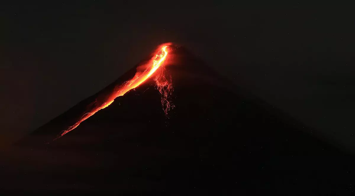 Vulcanul Mayon din Filipine a erupt: 13.000 de oameni au fost evacuați. VIDEO