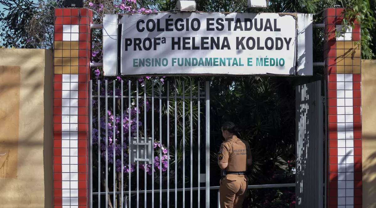 O elevă a fost ucisă, după un atac armat comis de un fost absolvent într-un liceu din Brazilia. Tânărul a fost dezarmat de un profesor