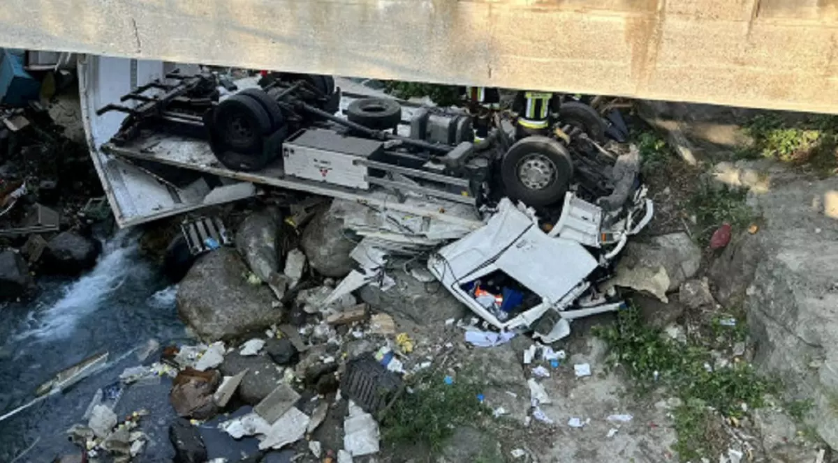 Șofer român de TIR mort strivit în cabină, după ce a căzut cu camionul de pe un pod, în Italia