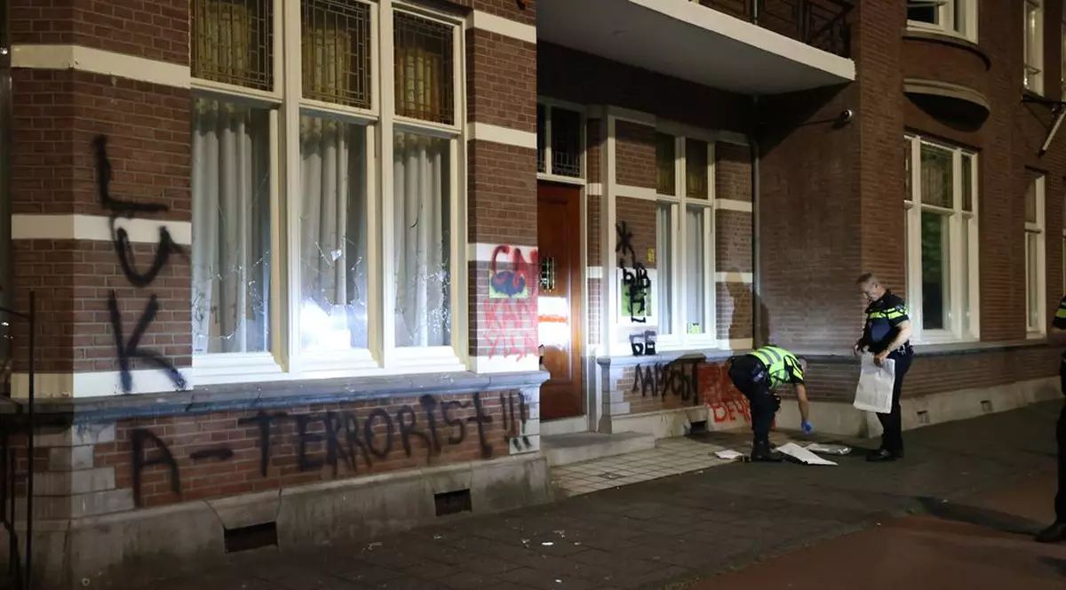 „Luka, teroristul!”. Geamuri sparte și ziduri vandalizate, la ambasada bielorusă de la Haga