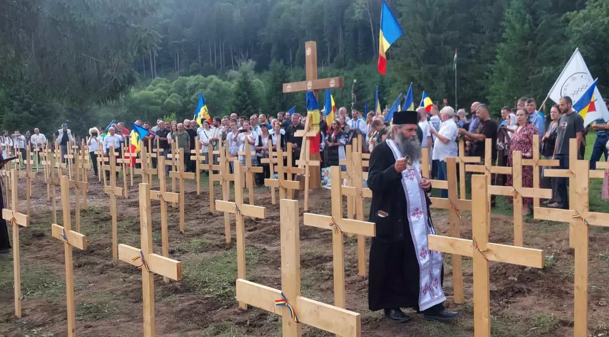 Nou scandal la cimitirul din Valea Uzului: 150 de cruci de lemn, amplasate de organizații românești peste cele de beton demolate. „Operațiunea e ilegală”, spune șeful CJ Harghita