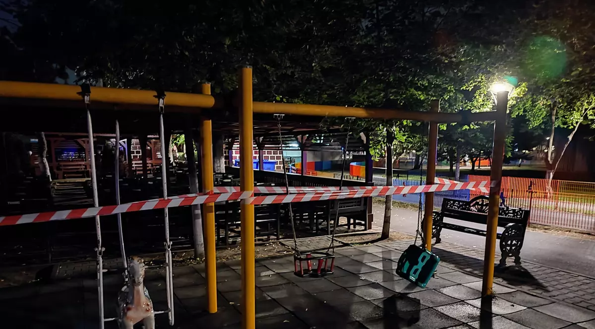 O fetiță de 8 ani a ajuns la spital, după ce leagănul în care se dădea s-a rupt, într-un parc din sectorul 4