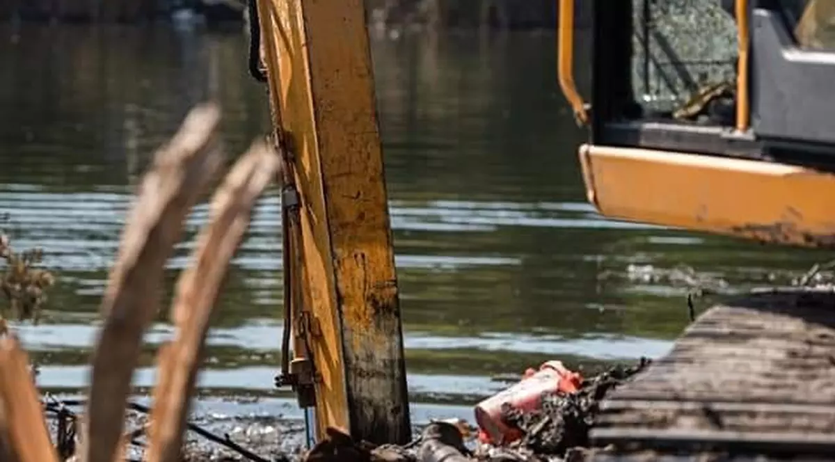 Apele Române: Peste 300 de tone de deşeuri au fost scoase din Lacul Fundeni în 5 zile