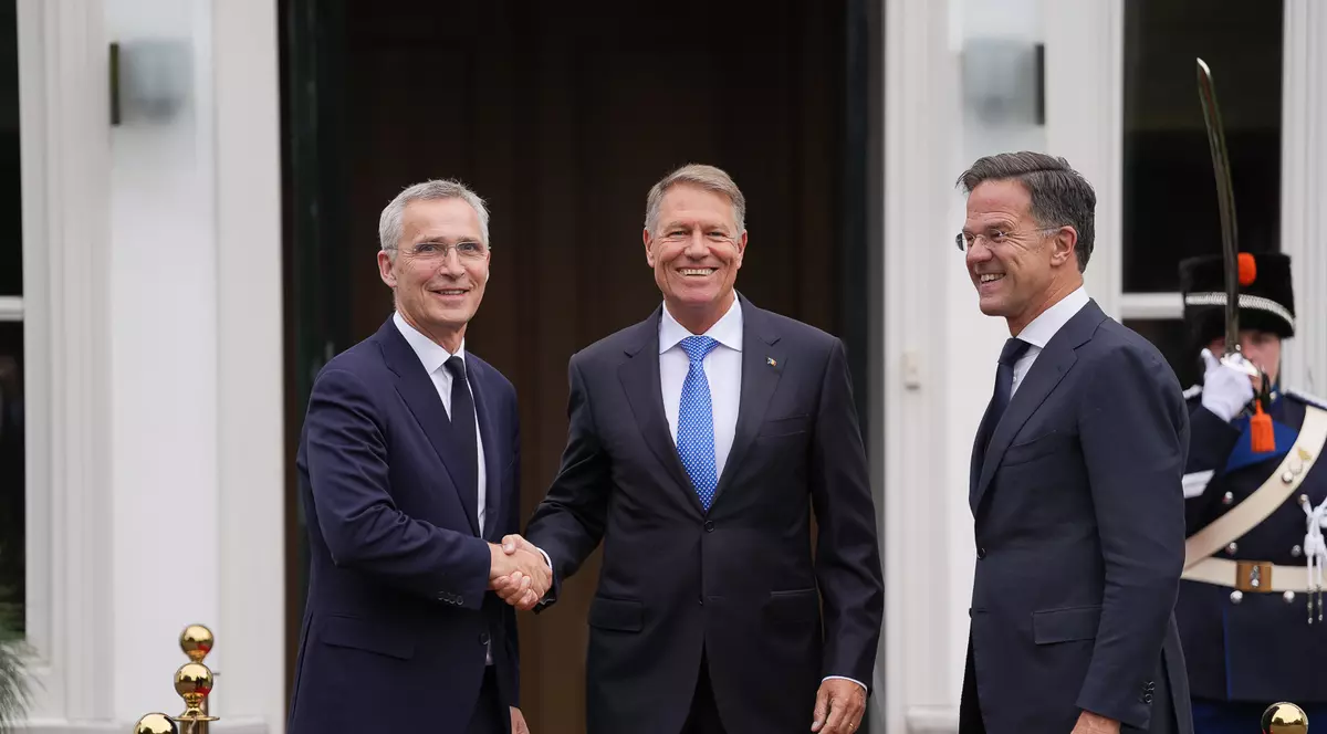 Klaus Iohannis anunță că România construiește alături de Olanda hubul de antrenament pentru piloţii de avioane F-16