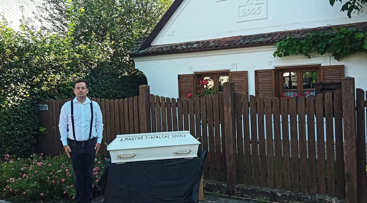 Un activist maghiar a pus un sicriu de copil în fața casei lui Viktor Orban. FOTO