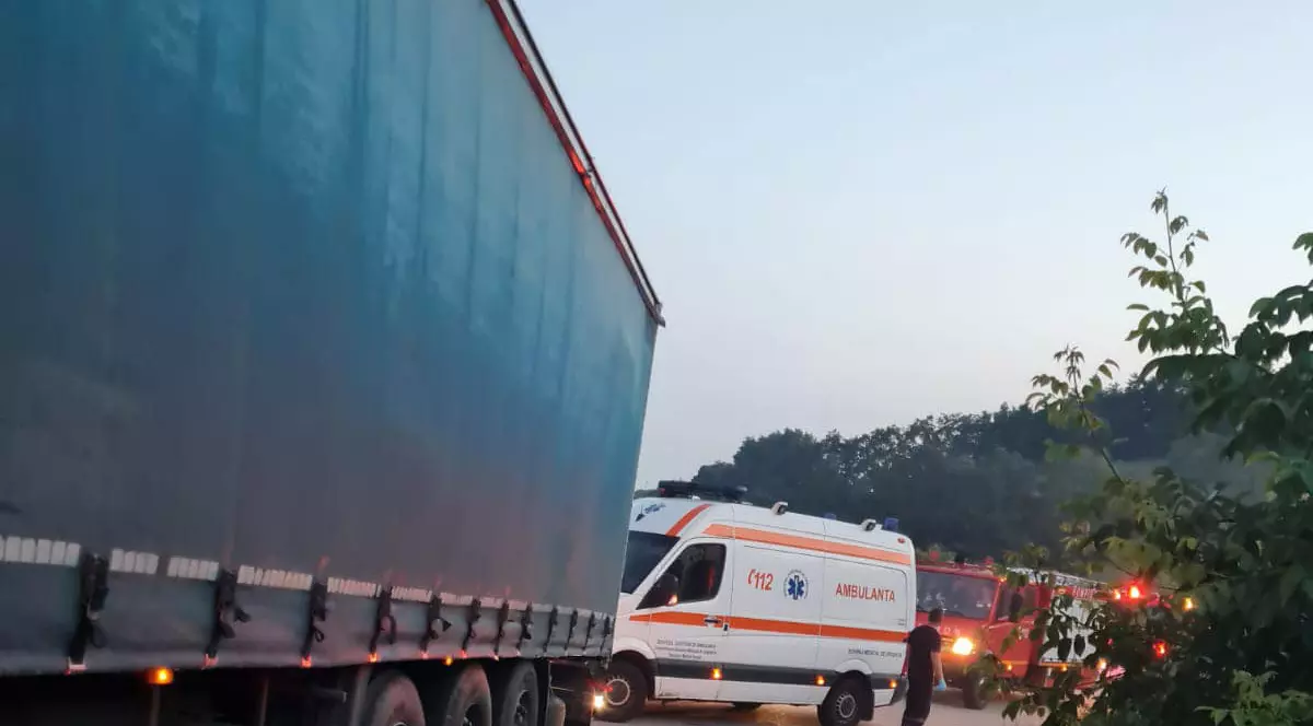 Un biciclist a murit în Bistrița-Năsăud după ce a fost lovit de un TIR al cărui șofer avea permisul suspendat