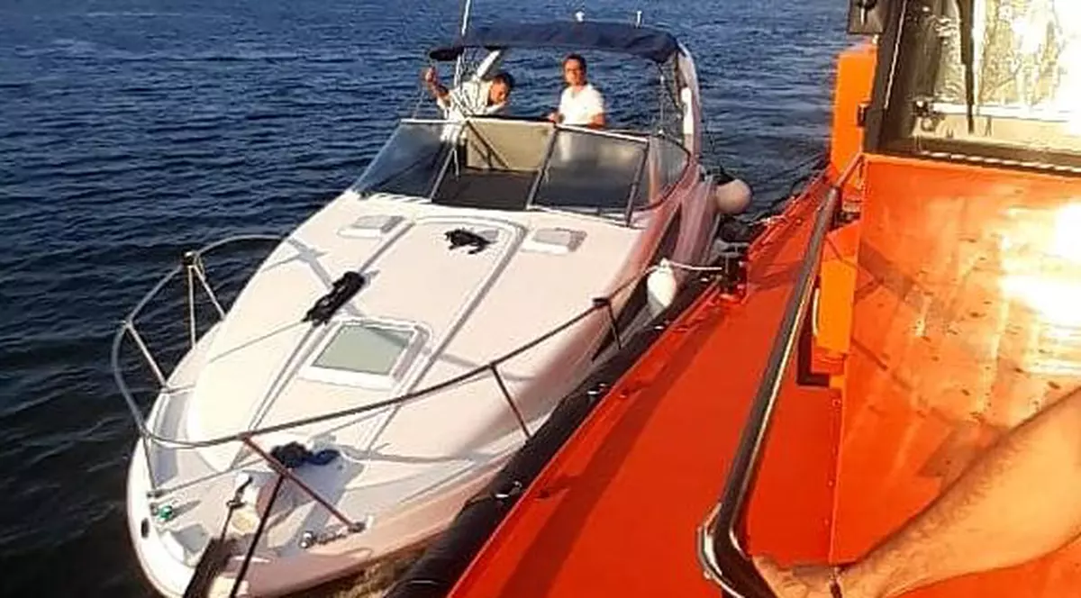 Velier cu şase oameni la bord, rămas fără combustibil în Marea Neagră, remorcat și adus în siguranță în portul Mangalia