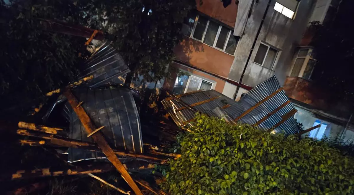 FOTO: Vijelie în Vaslui: acoperiș smuls de vânt și prăbușit peste un autobuz și o benzinărie. Două persoane au fost rănite