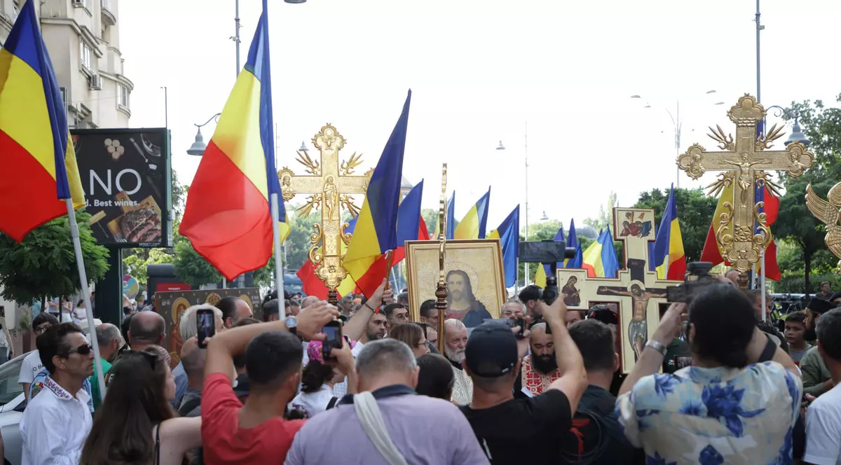 Gigi Becali a condus un miting anti-LGBT în București: „Dracii lasă duhuri rele”. ACCEPT: „Grupări agresive care instigă la ură”