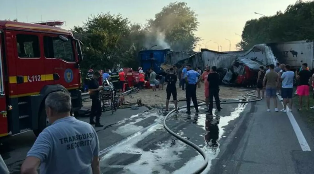 Două TIR-uri încărcate cu cereale au luat foc, după ce s-au ciocnit pe DN 2A, în județul Ialomița. Șoferii, duși inconștienți la spital