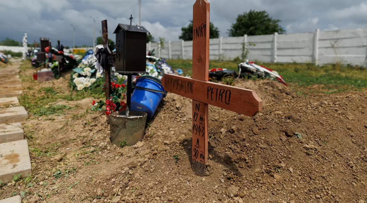 „Nu s-au gândit că oamenii mai și mor”. Ce nu au prevăzut autoritățile pentru refugiați? Povestea ucraineanului Petro, îngropat din chetă într-un cimitir comunal din România