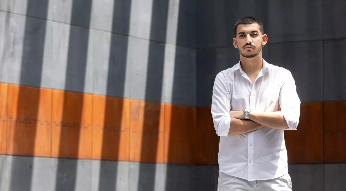 Și-a tatuat o cioară ca răspuns la injuriile primite și dorește să fie cât mai vocal că este rom. „Vreau eu să fiu persoana aia pe care n-am avut-o când eram copil”