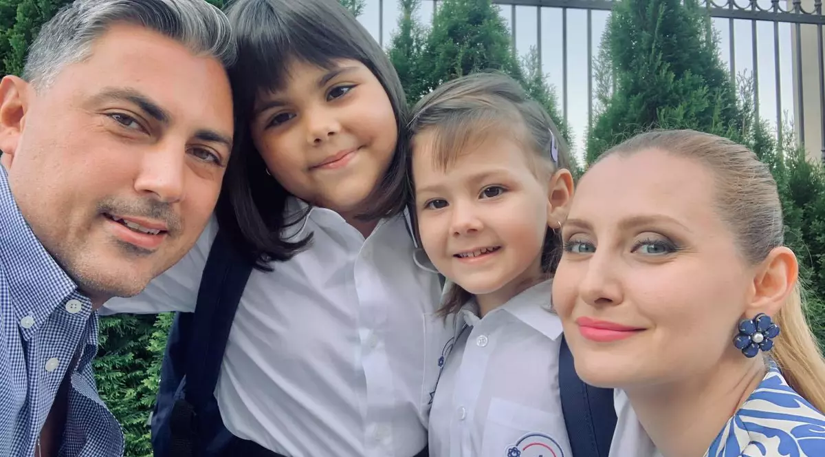Alexandru Ciucu și Alina Sorescu alături de fetele lor