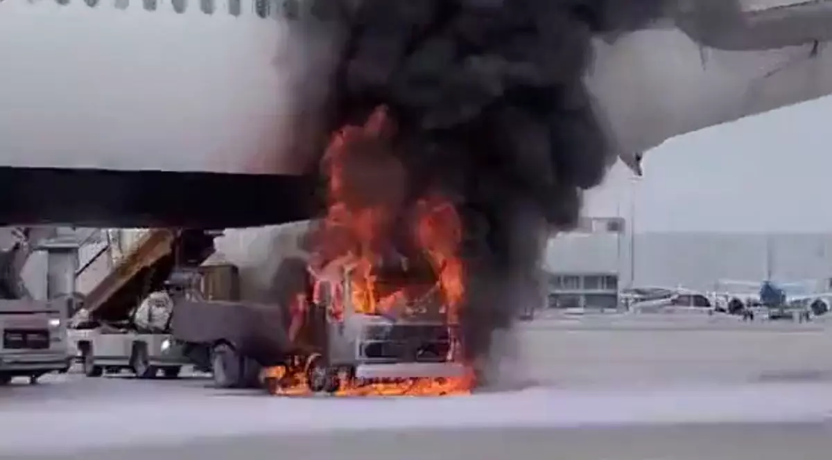 O camionetă a luat foc sub un avion plin cu pasageri, care tocmai aterizase pe aeroportul din Montreal