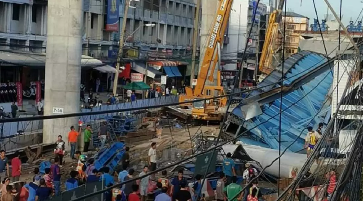 O platformă metalică masivă a unei autostrăzi suspendate în construcţie s-a prăbușit, un mort și opt răniți, în Thailanda