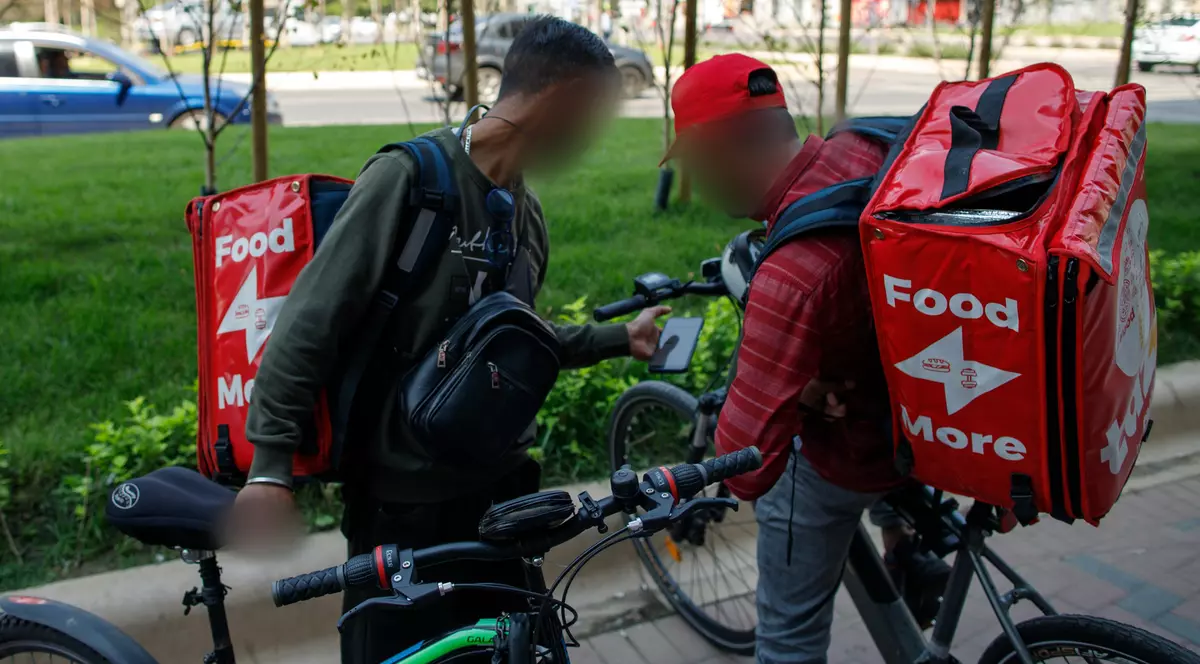 Livratorii din București care-ți aduc mâncarea la ușă. Fotografii de Vlad Chirea