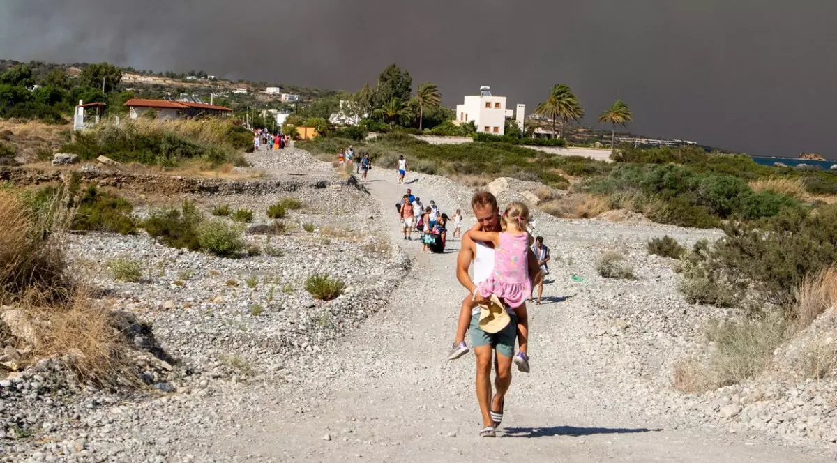 Mii de localnici și turiști, evacuați din case și hoteluri din calea flăcărilor, în Rodos. „Nu e un incendiu care se va termina mâine sau poimâine”