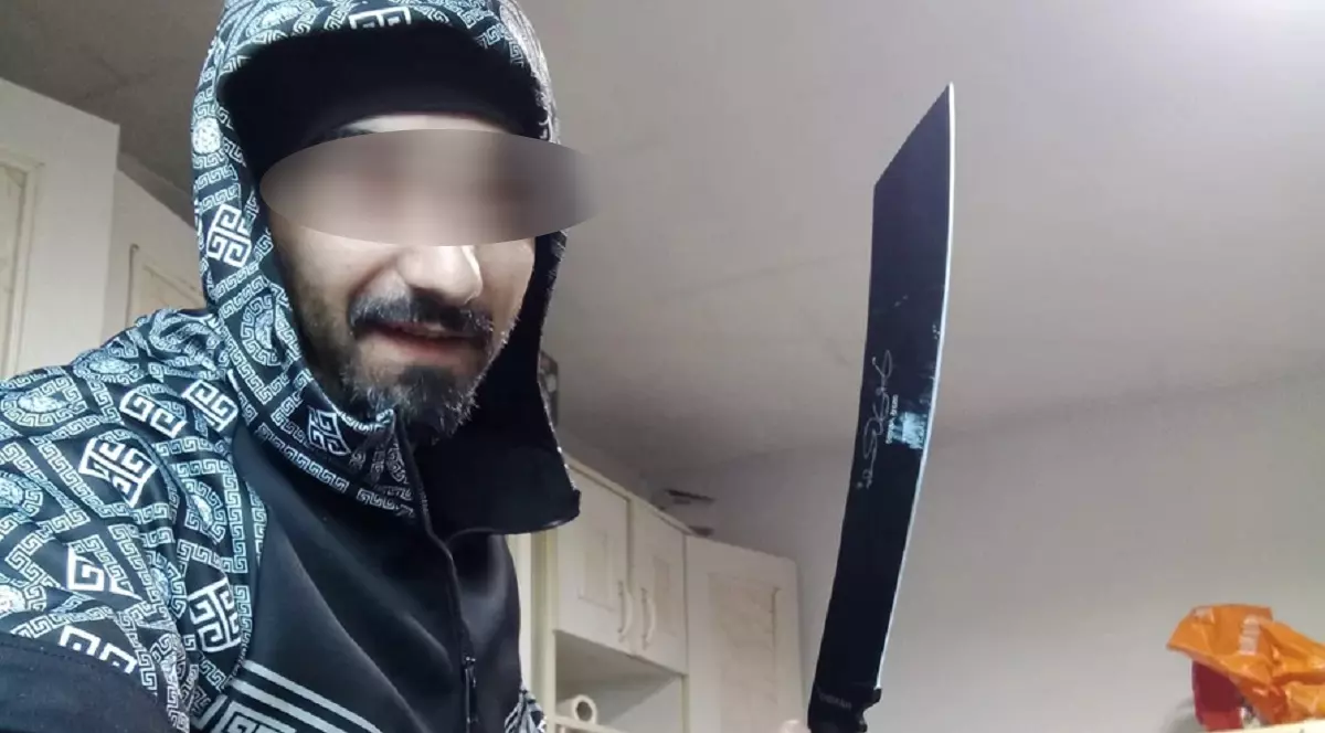 Un bărbat din Fieni l-a ucis pe iubitul fiicei lui, mai mare cu un an ca el, cu o singură lovitură de sabie