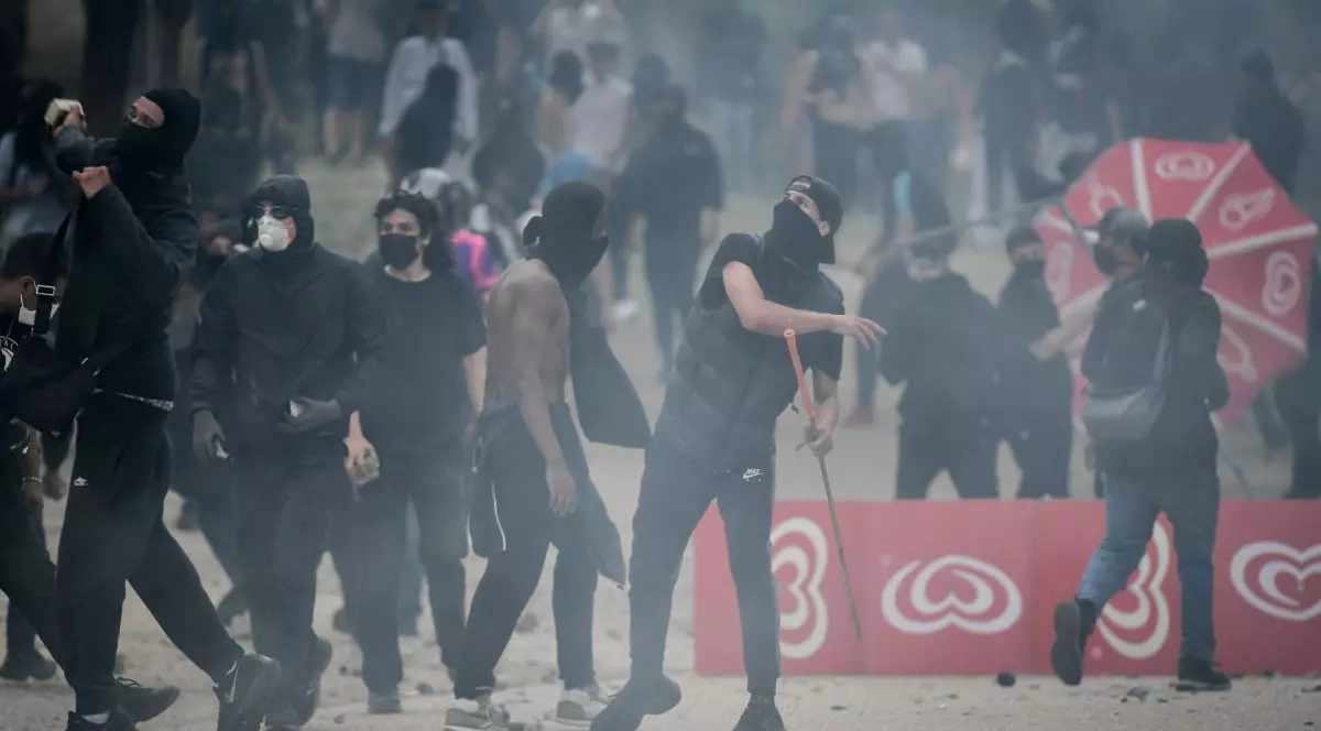 „E ca și cum Franța ar fi o oală sub presiune”. Furia și tensiunea revoltelor dau aripi extremei drepte