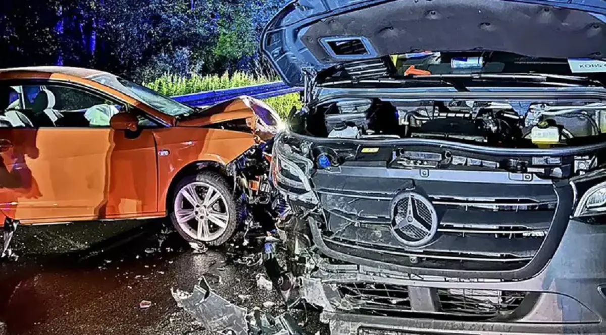 Un curier român la Amazon a făcut praf duba Mercedes nouă-nouță pe care abia o primise de la firmă. Era beat și a intrat pe contrasens, în Germania