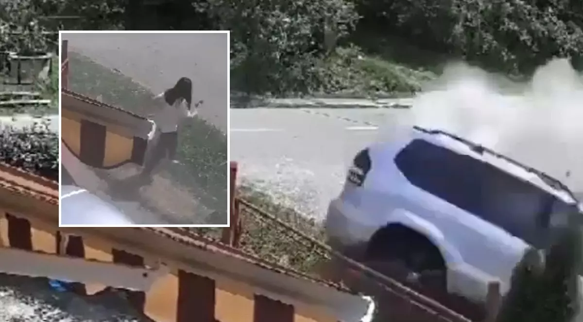Momentul când o fată de 15 ani intră cu mașina furată de la unchiul ei în beciul unei case, într-un sat din Gorj | VIDEO