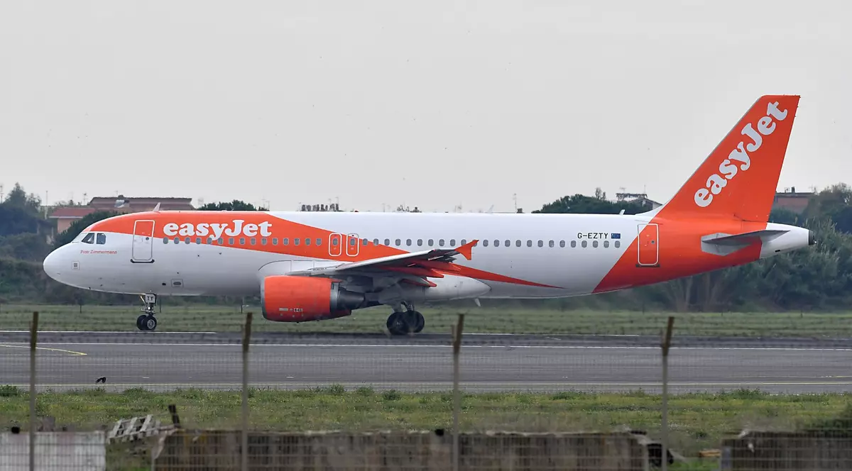 Adolescent scoțian lăsat fără scaun cu rotile în vacanța de la Paris, după ce compania aeriană l-a pierdut