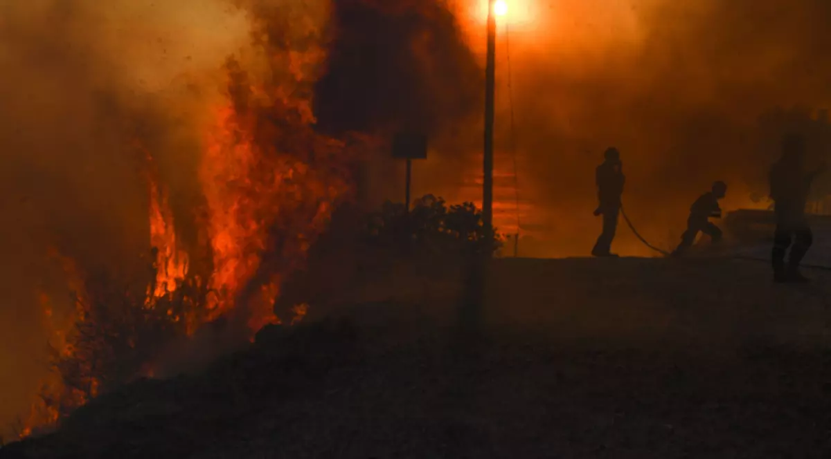 Incendiile din Grecia s-au extins din cauza vânturilor puternice. Patru localități au fost evacuate