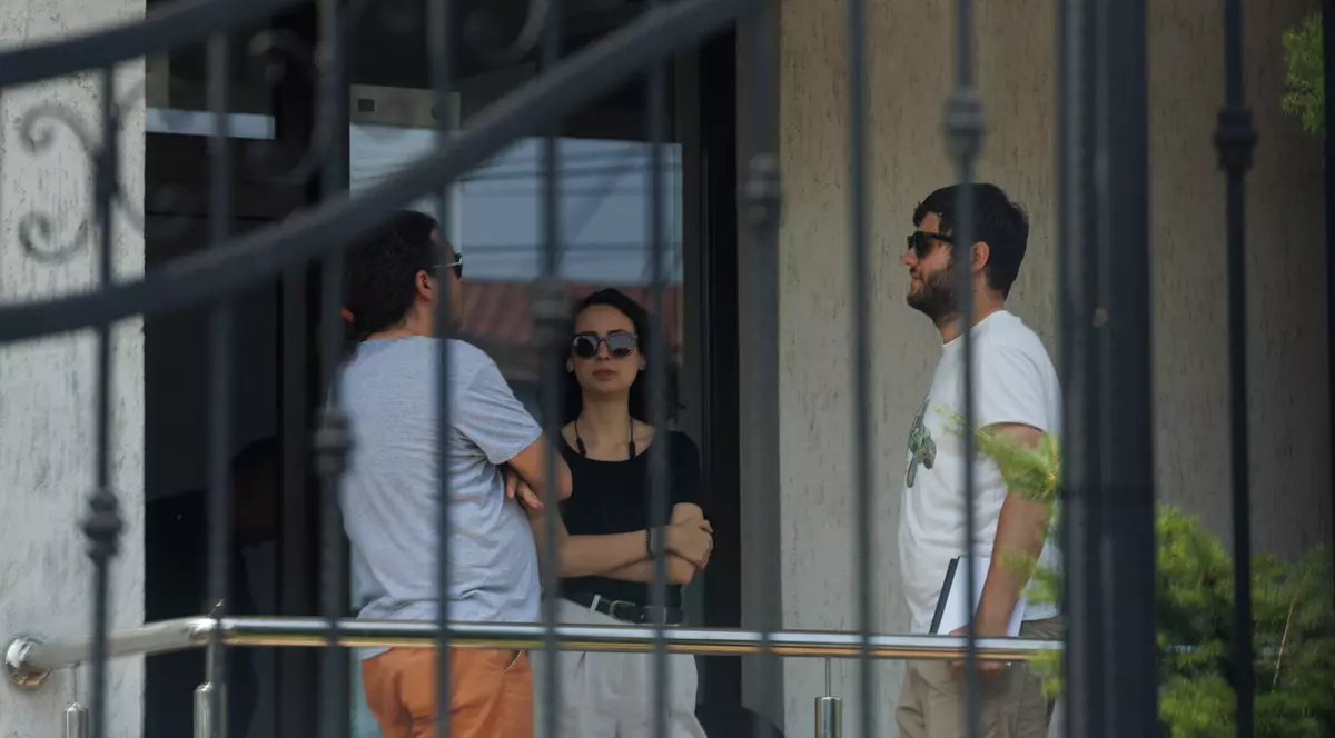 Fostul loc de muncă al surorii Gabrielei Firea acuză ziariștii de „presiuni”, „exagerări” și „afectarea activității” pentru că au așteptat 6 ore la ușă pentru un răspuns. Ce omite?