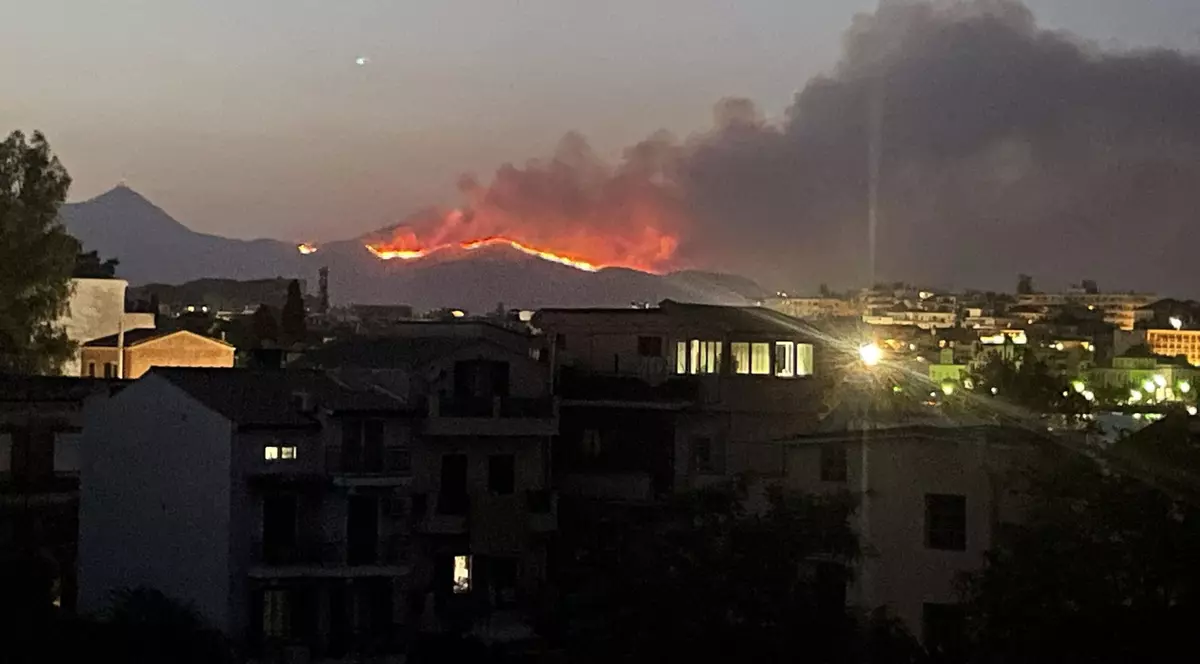 Incendiu de proporții și în nordul insulei Corfu. Cinci așezări au fost evacuate
