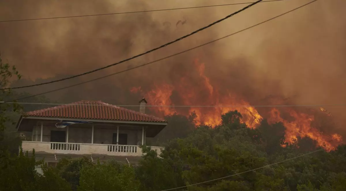 Incendiul de pe insula Rodos a devenit „incontrolabil”, scrie presa elenă. Valul de căldură din Grecia va ajunge la apogeu la sfârșitul săptămânii