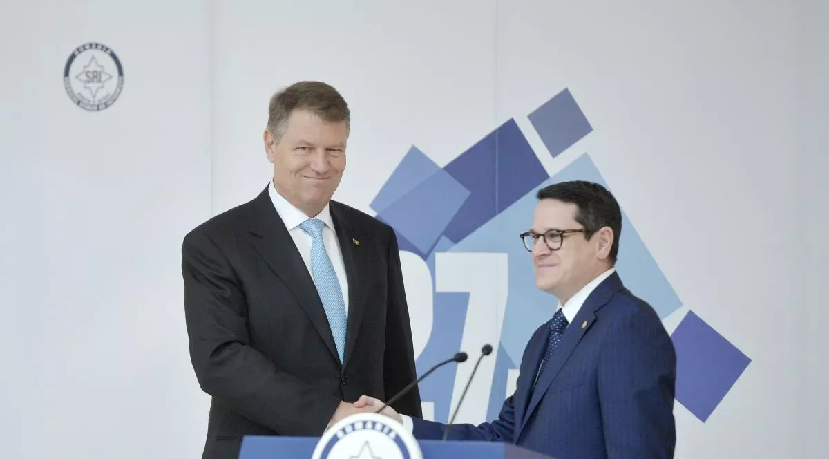 Klaus Iohannis l-a decorat pe Eduard Hellvig după retragerea de la conducerea SRI