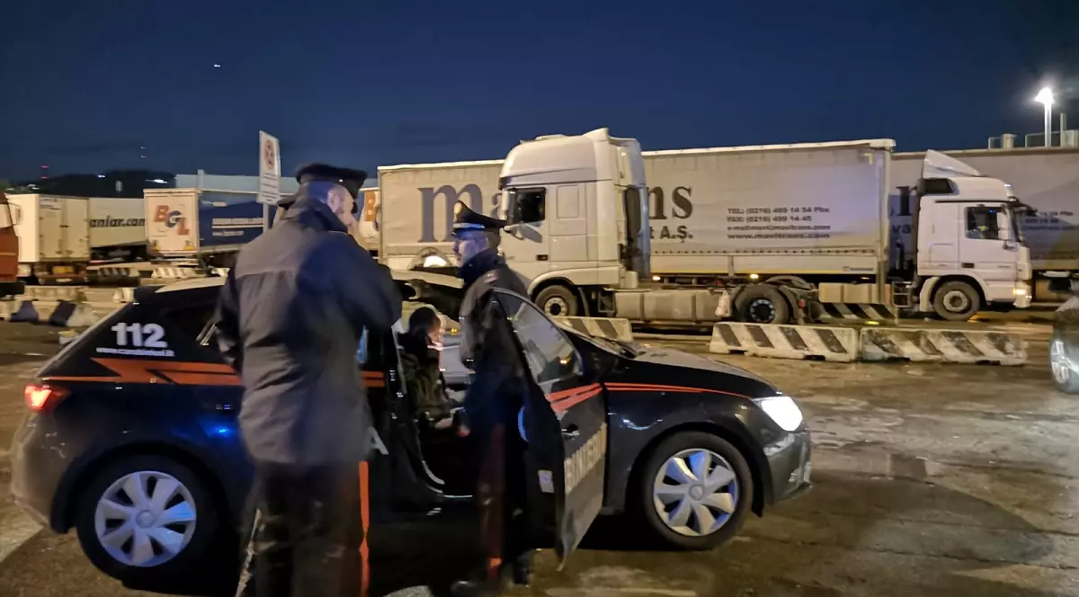 Un șofer român de TIR a trezit la 4 dimineața un coleg italian care dormea în cabină, ca să-l ia la bătaie, într-o parcare din Livorno