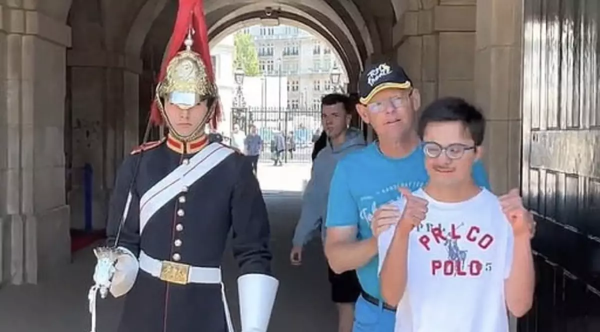 Gestul emoționant al unui soldat din Garda Regală britanică pentru un tânăr bolnav: „I-a făcut cea mai mare bucurie”