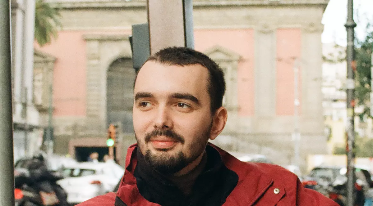 INTERVIU. Întrebările unui tânăr poet către confrați: „Ce facem cu românii care trăiesc în afara bulei noastre? Îi respingem ca pe barbari?”