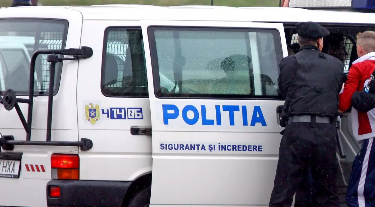 Un tânăr de 16 ani a lovit cu briceagul un bărbat care a vrut să aplaneze un conflict pe stradă, în Gorj