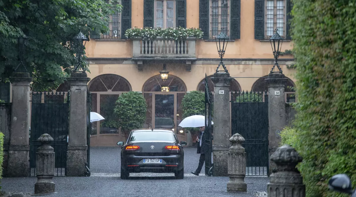 Vila lui Silvio Berlusconi de lângă Milano ar putea deveni muzeu. Ce opere de artă sunt expuse în cele 70 de camere care au cunoscut petrecerile sexuale „bunga bunga”