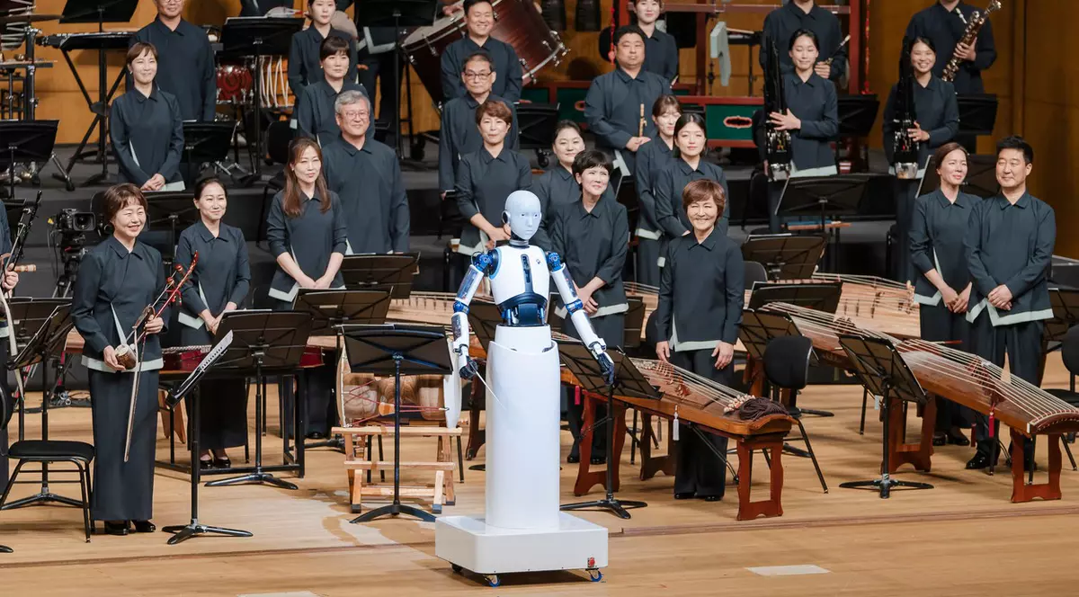 Un robot android a dirijat în premieră orchestra națională din Coreea de Sud. VIDEO