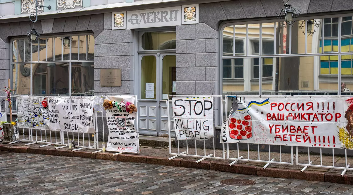 Un jurnalist rus independent a aruncat cu 4 ouă în ambasada Rusiei de la Tallinn. „O astfel de reacţie la agresiunea din Ucraina este firească"