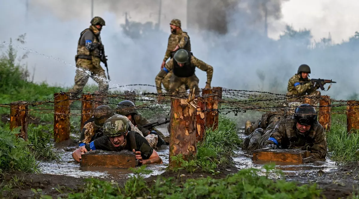 După 17 luni de război, tot mai mulți bărbați ucraineni vor să evite mobilizarea. „Se deghizează în femei, prezintă acte false la vamă, dispar în ziua încorporării”