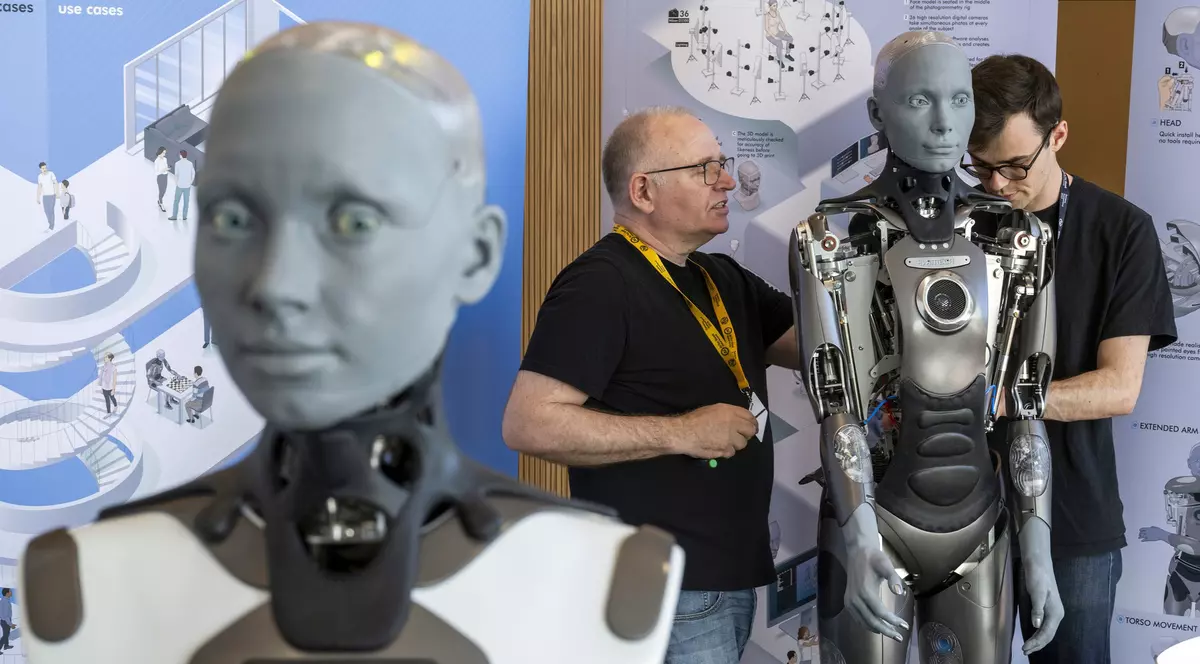 Roboți dotați cu inteligență artificială au declarat că pot conduce lumea mai bine decât oamenii