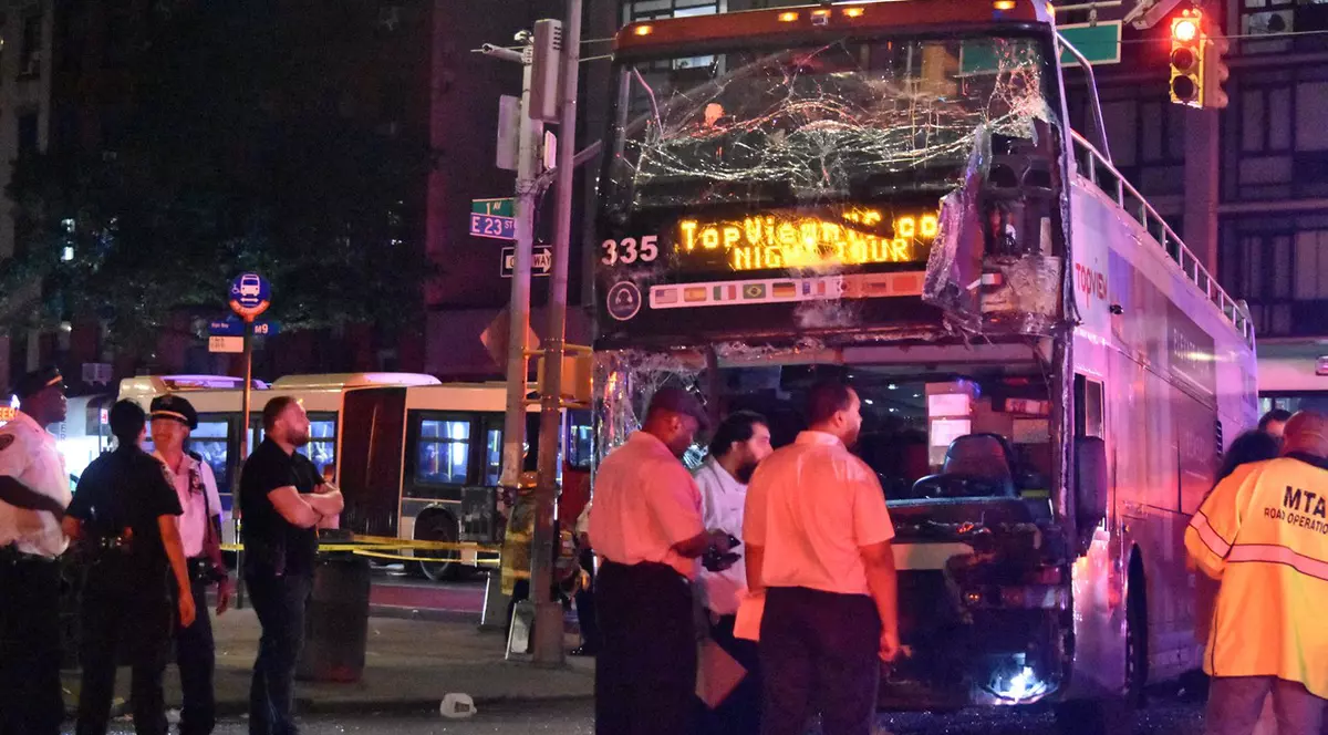 Zeci de persoane au fost rănite în New York după ce două autobuze s-au ciocnit în Manhattan