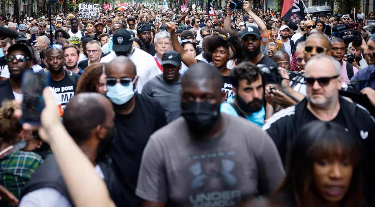 Sute de oameni au sfidat, la Paris, interdicția de a protesta, la o săptămână după revoltele urbane care au aruncat Franța în haos. VIDEO